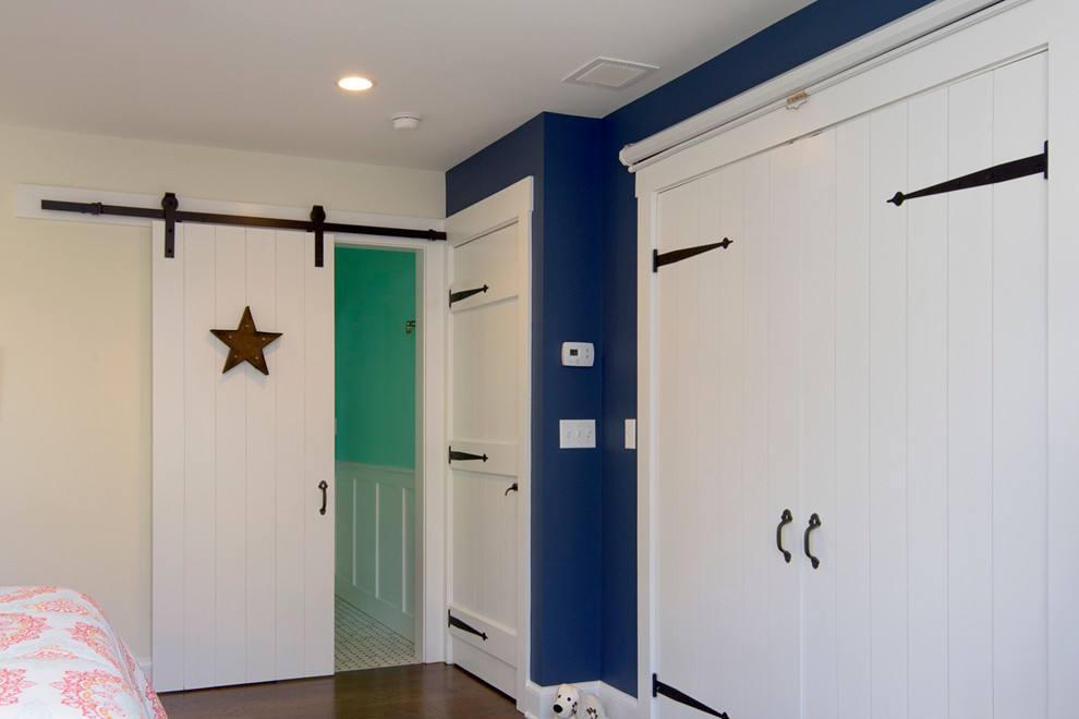 Ejemplo de dormitorio infantil rural de tamaño medio con paredes azules y suelo de madera oscura