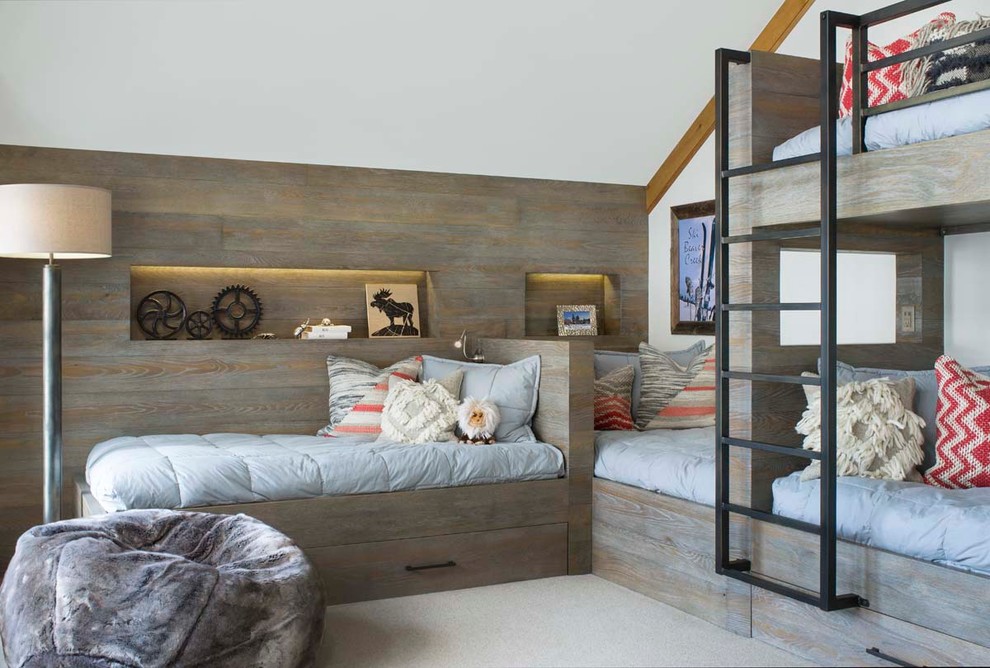 Ejemplo de dormitorio infantil rural con paredes blancas, moqueta y suelo beige