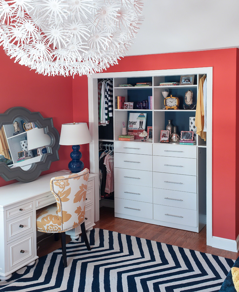 Kleines Stilmix Kinderzimmer mit roter Wandfarbe und braunem Holzboden in New York