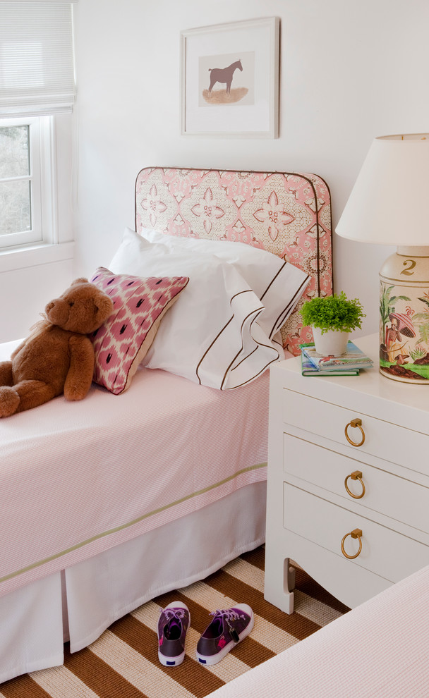 Imagen de dormitorio infantil tradicional con paredes blancas