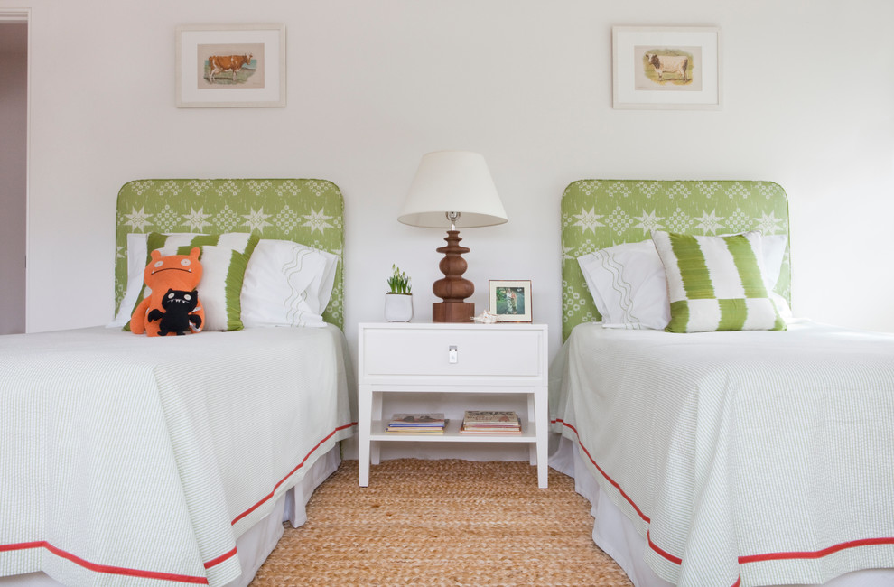 Imagen de dormitorio infantil de 4 a 10 años tradicional con paredes blancas