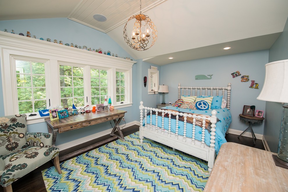 Esempio di una cameretta per bambini da 4 a 10 anni stile marinaro di medie dimensioni con pareti blu e parquet scuro