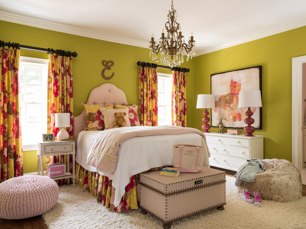 Exempel på ett klassiskt flickrum kombinerat med sovrum och för 4-10-åringar, med gröna väggar