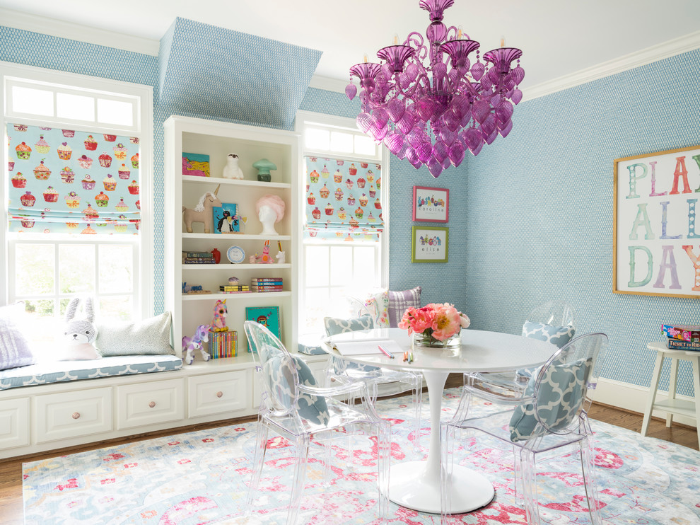 Bild på ett vintage flickrum kombinerat med lekrum och för 4-10-åringar, med blå väggar