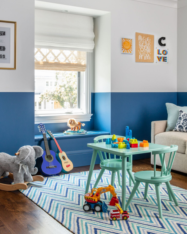 Cette photo montre une salle de jeux d'enfant chic avec un mur bleu, un sol en bois brun et un sol marron.