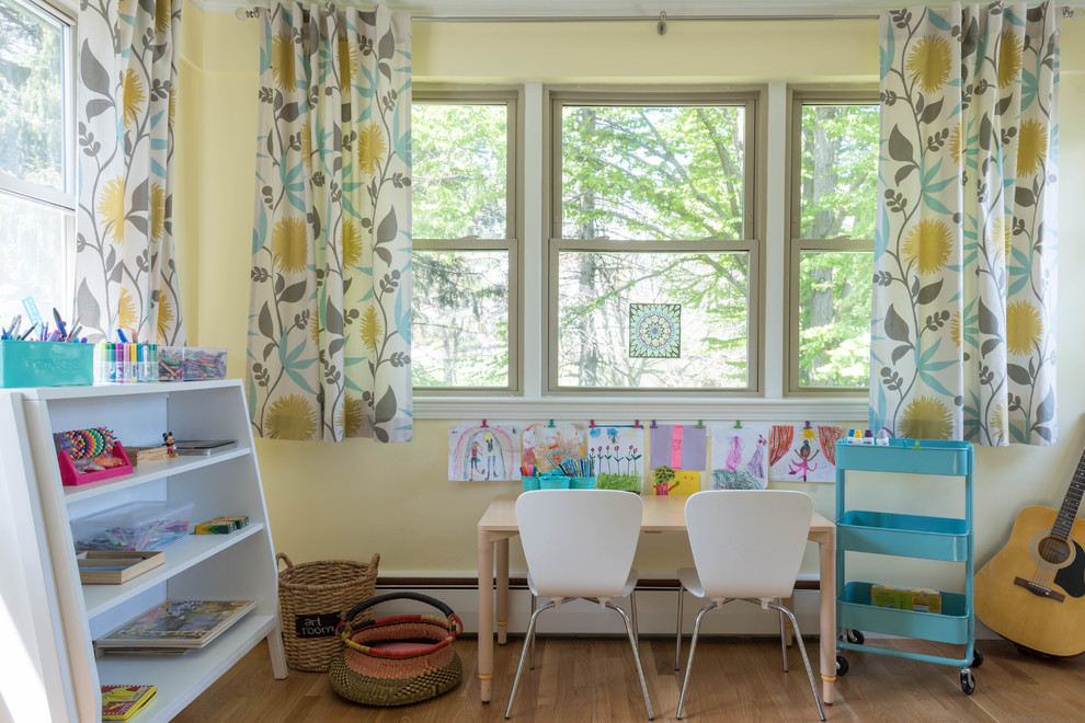 Inspiration för ett litet vintage könsneutralt barnrum kombinerat med lekrum och för 4-10-åringar, med gula väggar, ljust trägolv och brunt golv