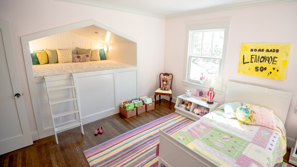 Modelo de dormitorio infantil de 4 a 10 años minimalista de tamaño medio con paredes rosas, suelo de madera oscura y suelo marrón