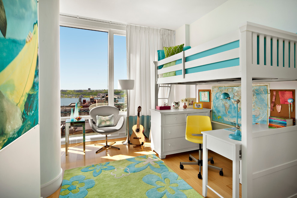 Imagen de dormitorio infantil de 4 a 10 años clásico renovado pequeño con paredes blancas y suelo de madera en tonos medios