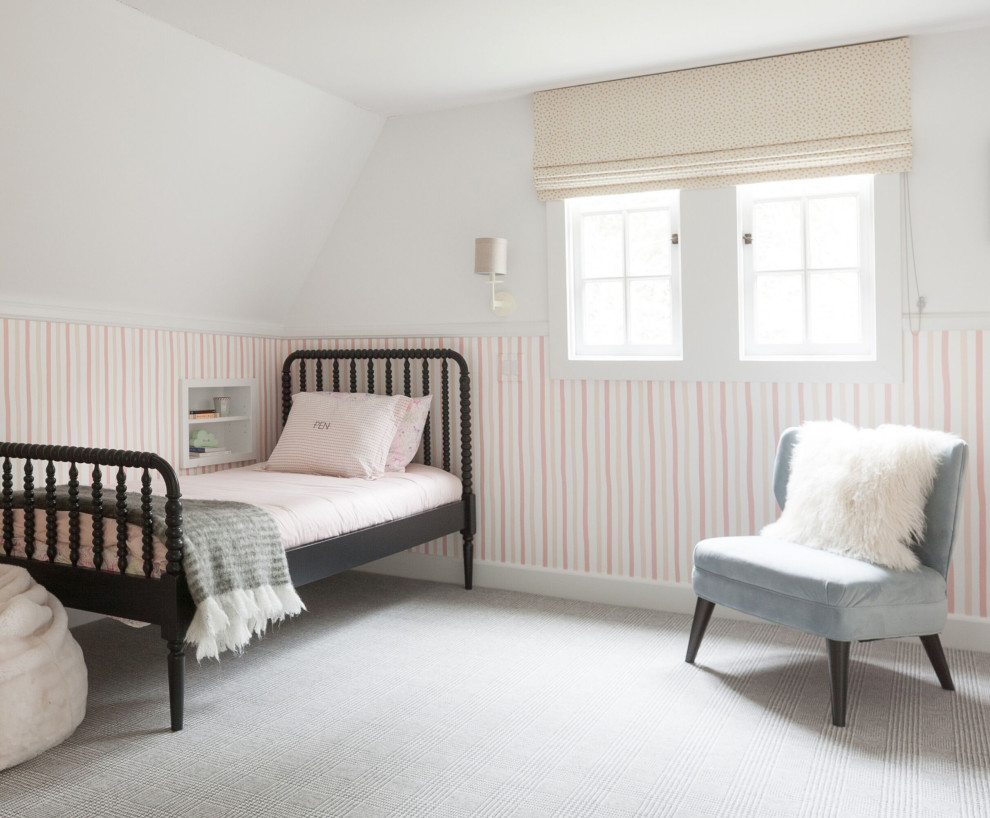На фото: детская в классическом стиле с спальным местом, розовыми стенами, ковровым покрытием, серым полом, панелями на стенах и обоями на стенах для ребенка от 4 до 10 лет, девочки