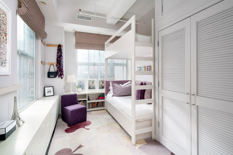 Idéer för mellanstora funkis könsneutrala tonårsrum kombinerat med sovrum, med vita väggar och heltäckningsmatta