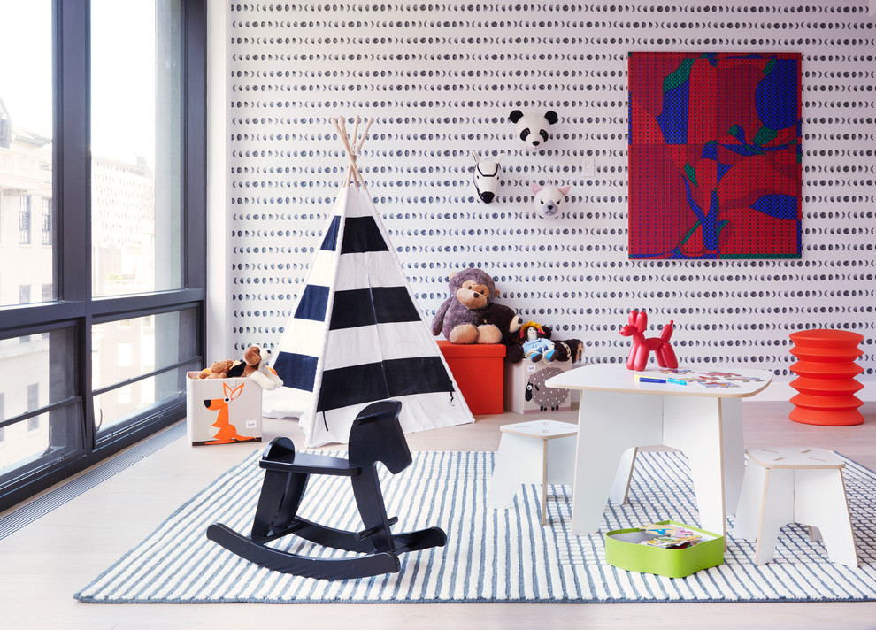 Neutrales Modernes Kinderzimmer mit Spielecke, bunten Wänden, hellem Holzboden und beigem Boden in New York