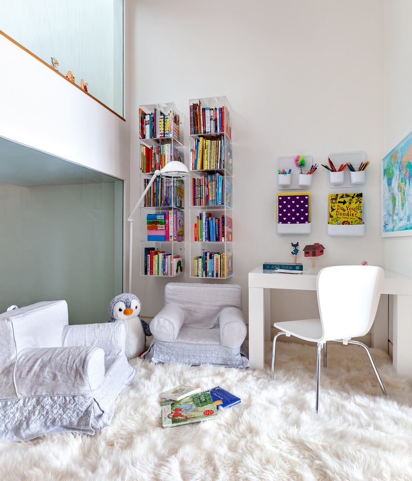Nordisk inredning av ett barnrum kombinerat med skrivbord, med beige väggar