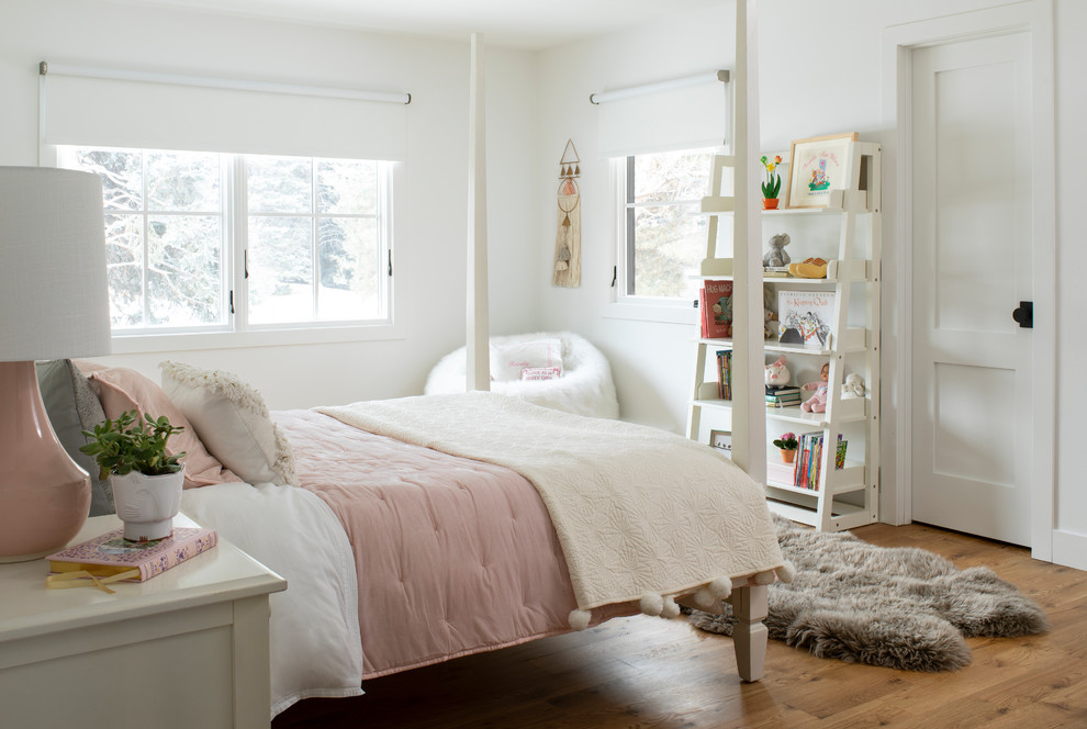 Skandinavisches Mädchenzimmer mit Schlafplatz, weißer Wandfarbe, braunem Holzboden und braunem Boden in Denver