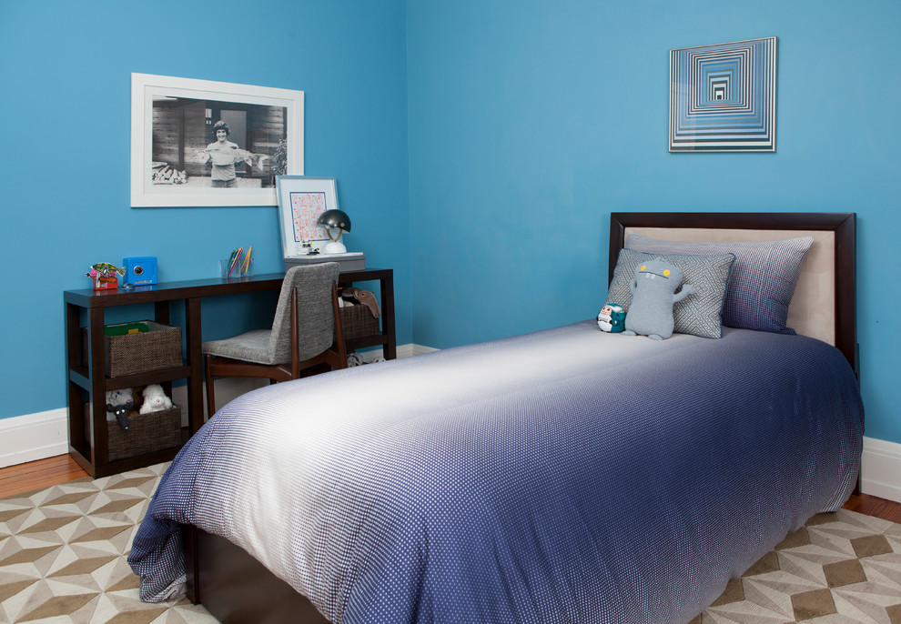 Mittelgroßes Klassisches Jungszimmer mit Schlafplatz, blauer Wandfarbe und hellem Holzboden in Philadelphia