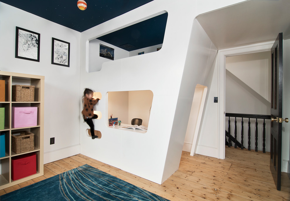Immagine di una cameretta per bambini design con pareti bianche, parquet chiaro e pavimento beige