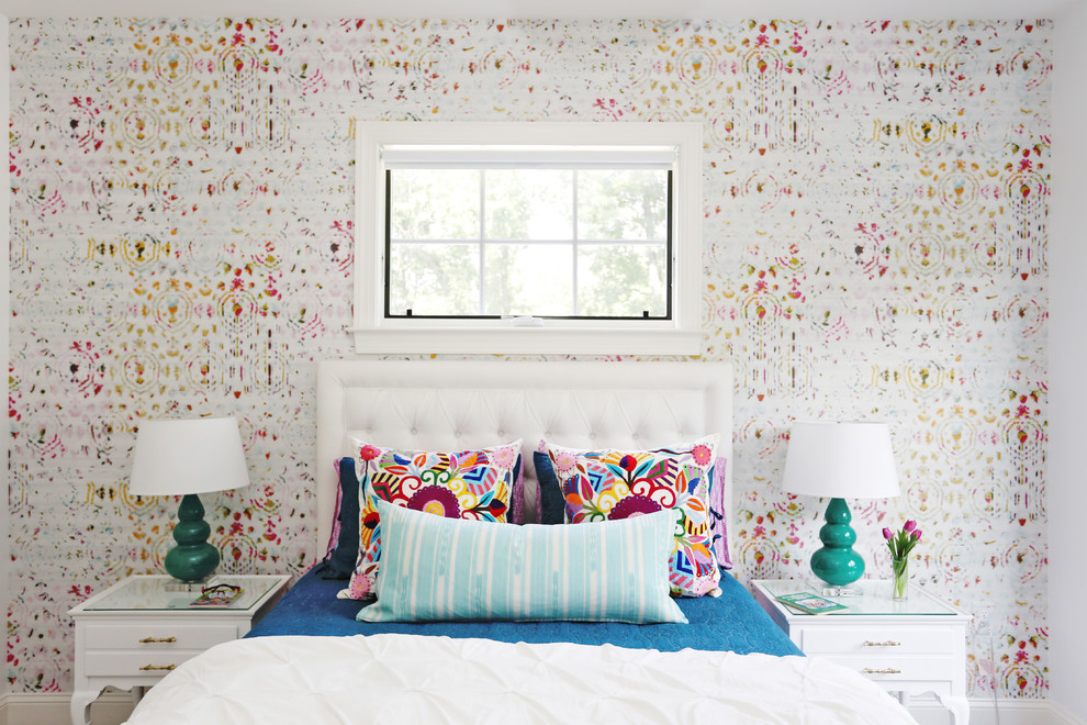 Bild på ett vintage barnrum kombinerat med sovrum, med flerfärgade väggar