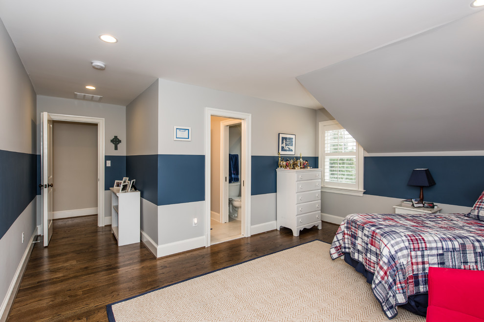 Modelo de dormitorio infantil clásico de tamaño medio con paredes azules y suelo de madera oscura