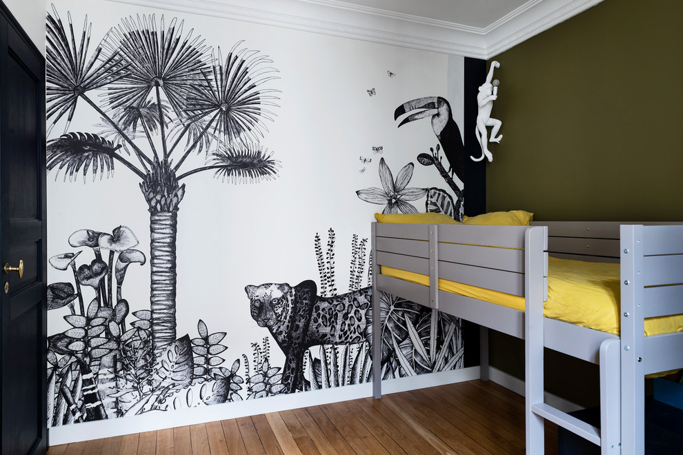 Inredning av ett modernt mellanstort pojkrum kombinerat med sovrum och för 4-10-åringar, med flerfärgade väggar och ljust trägolv