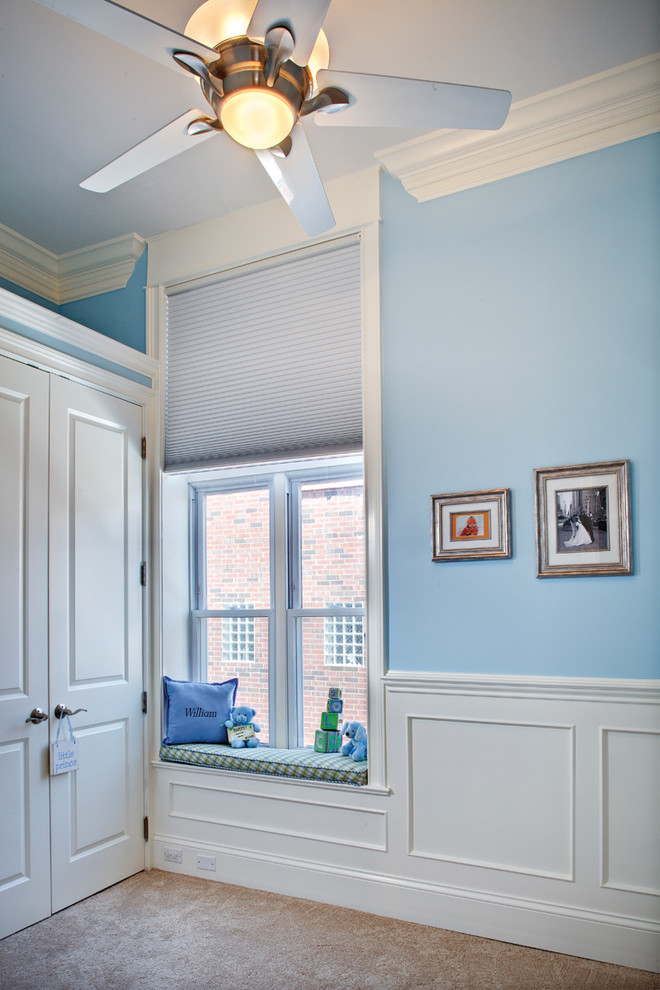 Foto de dormitorio infantil tradicional de tamaño medio con paredes azules y moqueta