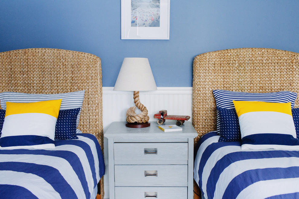 На фото: нейтральная детская среднего размера в стиле неоклассика (современная классика) с спальным местом и синими стенами для двоих детей с