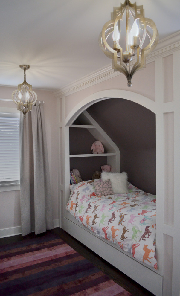 Klassisk inredning av ett mellanstort flickrum kombinerat med sovrum och för 4-10-åringar, med rosa väggar och mörkt trägolv