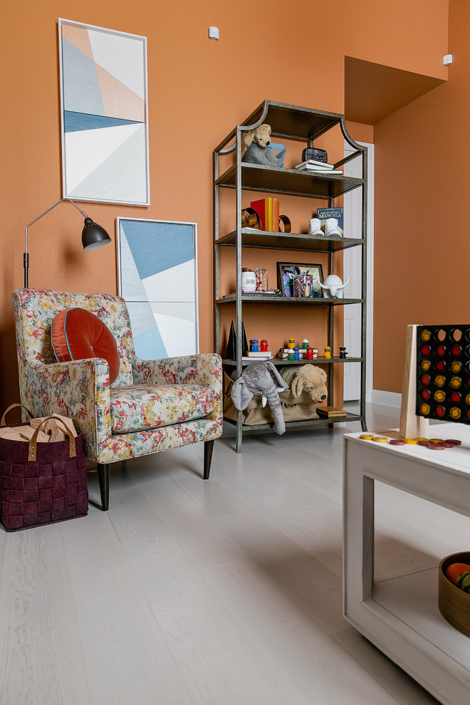 Foto på ett mellanstort funkis könsneutralt barnrum kombinerat med lekrum, med orange väggar, ljust trägolv och vitt golv