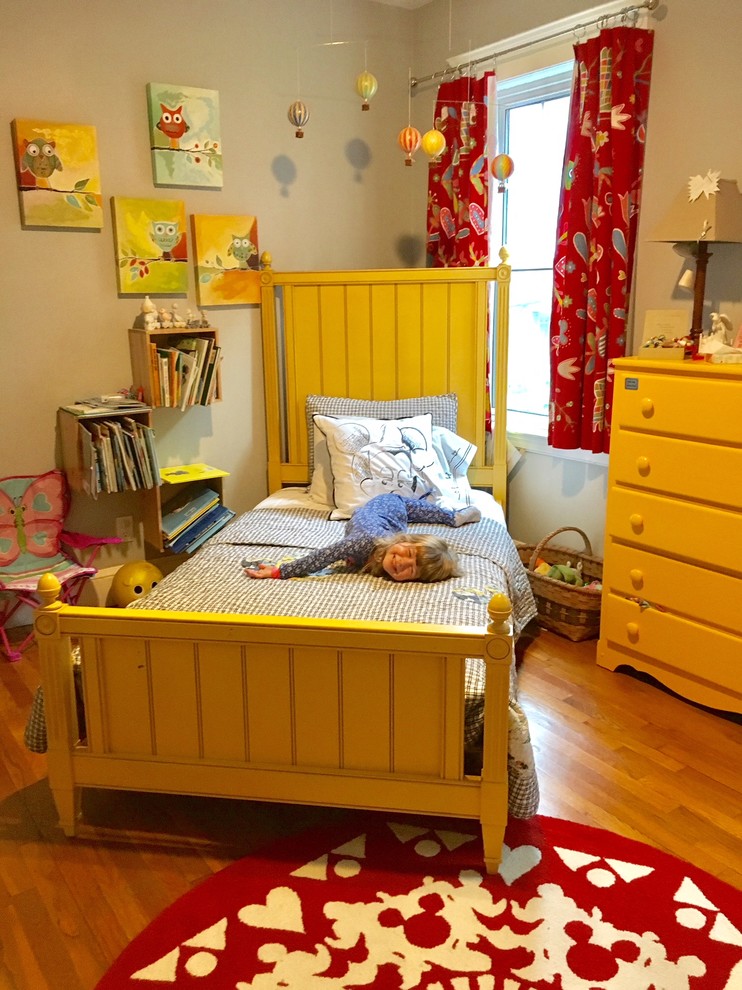 Foto di una piccola cameretta per bambini da 4 a 10 anni tradizionale con pareti grigie, parquet chiaro e pavimento marrone