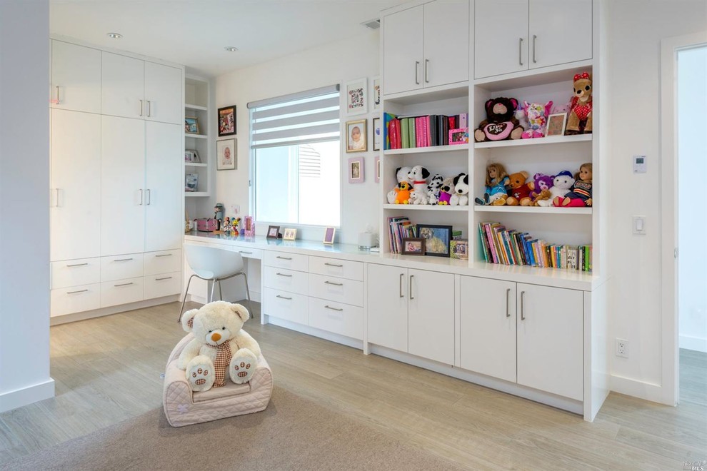 Esempio di una grande cameretta per bambini minimal con pareti bianche, pavimento in gres porcellanato e pavimento beige