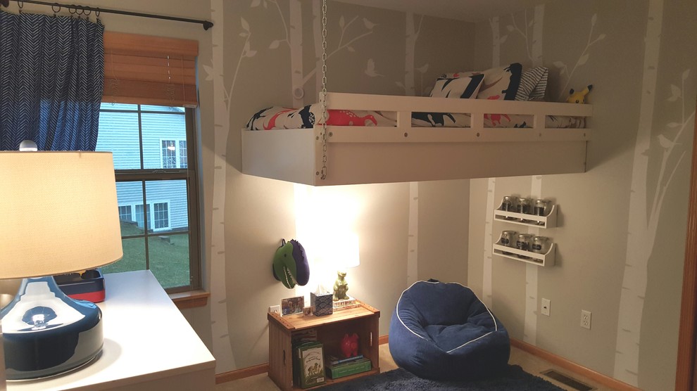 Пример оригинального дизайна: маленькая детская в стиле модернизм с спальным местом, серыми стенами и ковровым покрытием для на участке и в саду, ребенка от 4 до 10 лет, мальчика