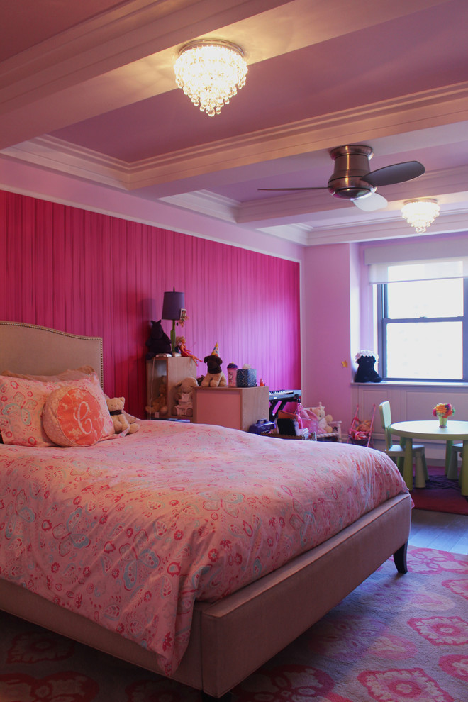Inredning av ett klassiskt stort barnrum kombinerat med sovrum, med rosa väggar