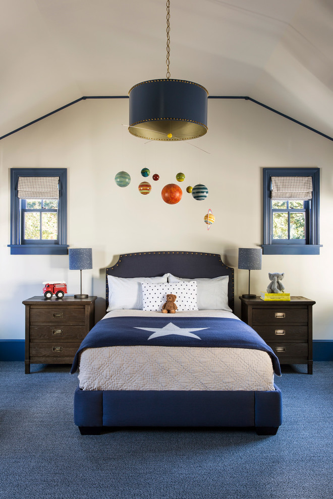 Klassisk inredning av ett stort könsneutralt småbarnsrum kombinerat med sovrum, med vita väggar, heltäckningsmatta och blått golv