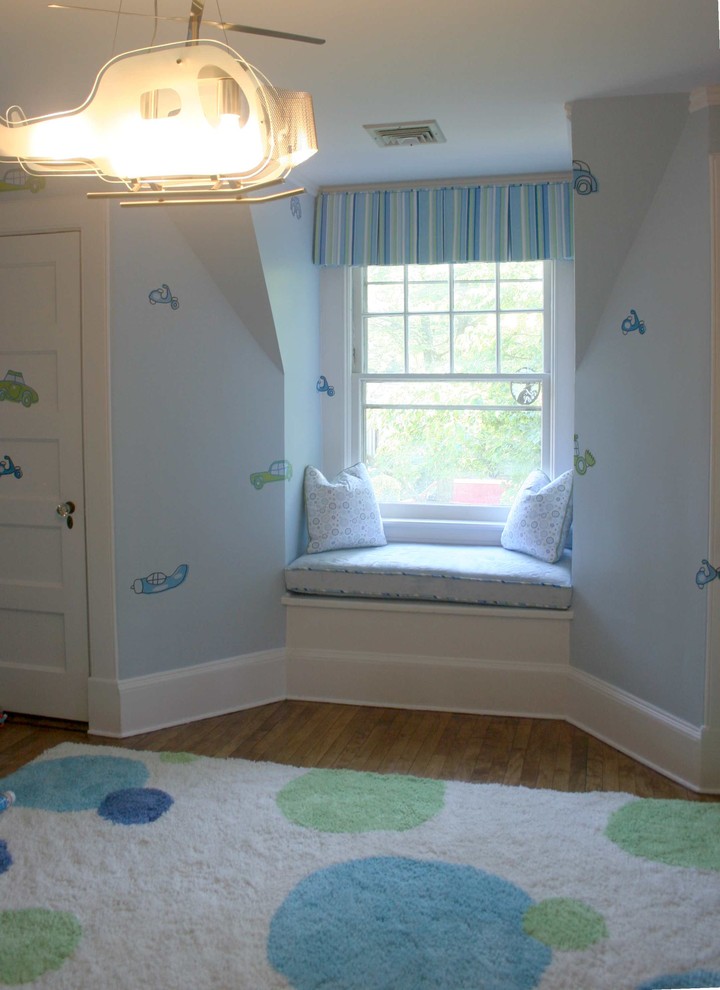 Idéer för att renovera ett mellanstort funkis pojkrum kombinerat med sovrum och för 4-10-åringar, med blå väggar och mellanmörkt trägolv