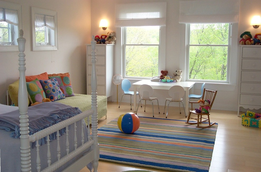 Modelo de dormitorio infantil de 4 a 10 años moderno grande con paredes blancas y suelo de madera clara