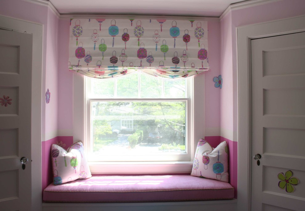 Diseño de dormitorio infantil de 4 a 10 años actual de tamaño medio con paredes rosas y suelo de madera en tonos medios