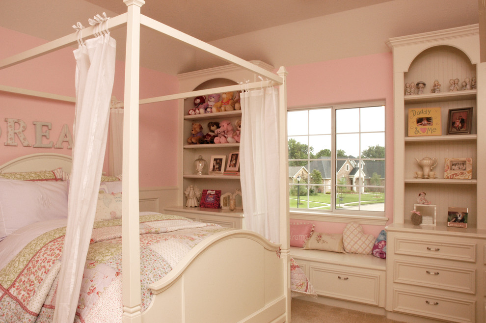 На фото: детская среднего размера в классическом стиле с розовыми стенами, ковровым покрытием и спальным местом для ребенка от 4 до 10 лет, девочки с