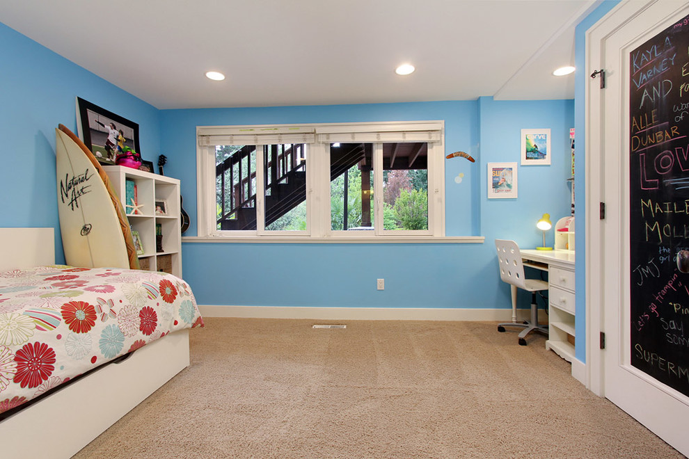 Diseño de dormitorio infantil contemporáneo pequeño con paredes azules y moqueta
