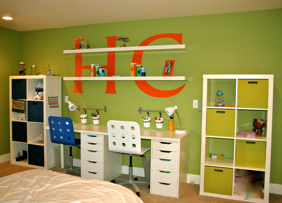 Immagine di una piccola cameretta per bambini design con pareti verdi e moquette
