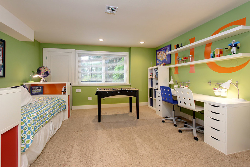 Modelo de dormitorio infantil contemporáneo de tamaño medio con paredes verdes y moqueta
