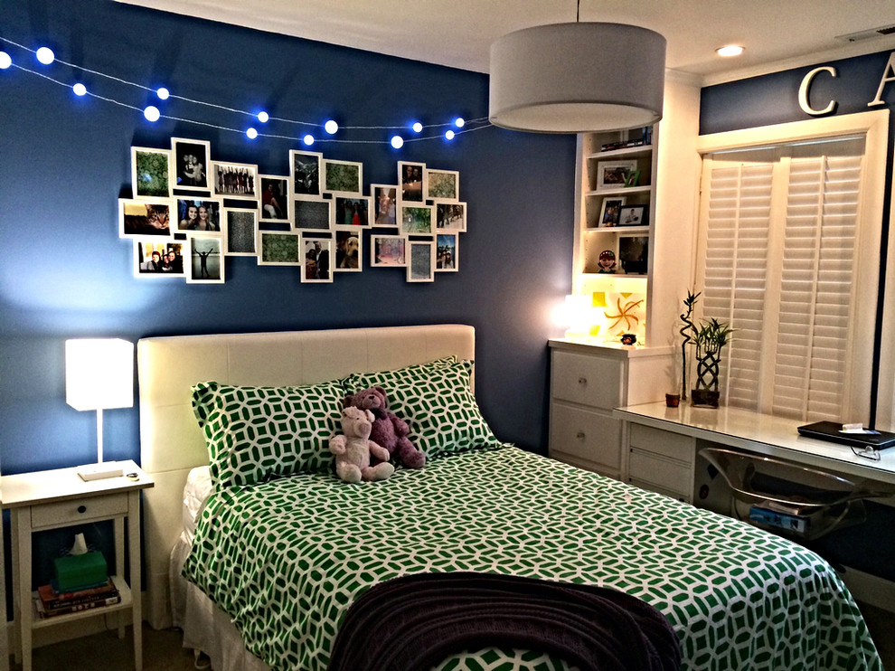 Modelo de dormitorio infantil actual pequeño con paredes azules y moqueta