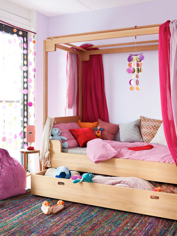 Стильный дизайн: детская в современном стиле с спальным местом и фиолетовыми стенами для ребенка от 1 до 3 лет, девочки - последний тренд