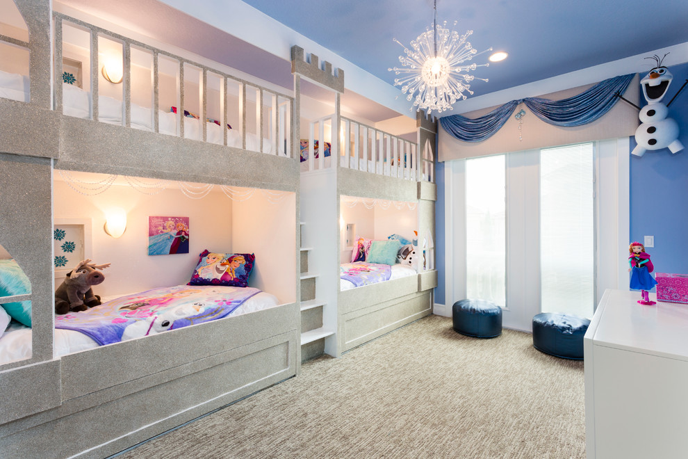 Idéer för mellanstora eklektiska flickrum kombinerat med sovrum och för 4-10-åringar, med blå väggar, heltäckningsmatta och blått golv