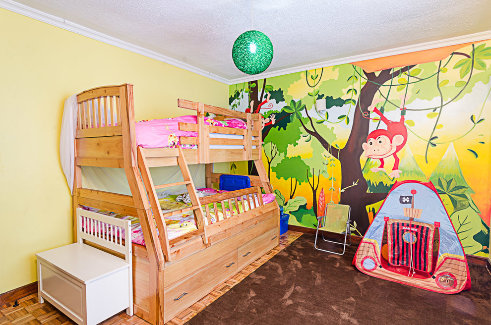 Imagen de dormitorio infantil de 4 a 10 años moderno de tamaño medio con paredes amarillas, moqueta y suelo marrón