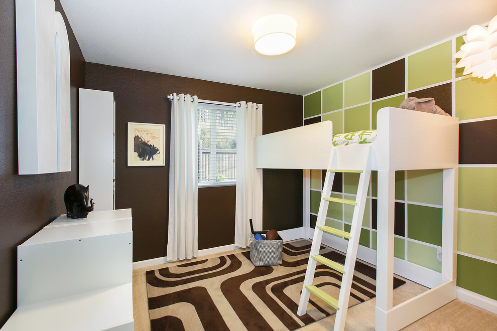 Inredning av ett klassiskt mellanstort könsneutralt barnrum kombinerat med sovrum och för 4-10-åringar, med heltäckningsmatta och flerfärgade väggar