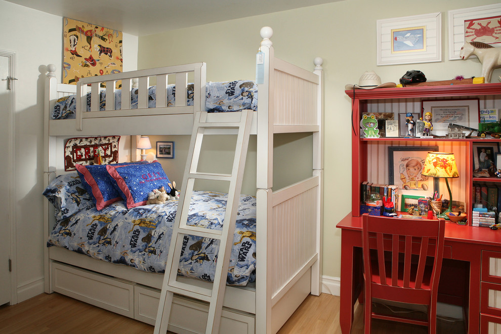 ロサンゼルスにあるトラディショナルスタイルのおしゃれな子供部屋 (淡色無垢フローリング、児童向け、二段ベッド) の写真
