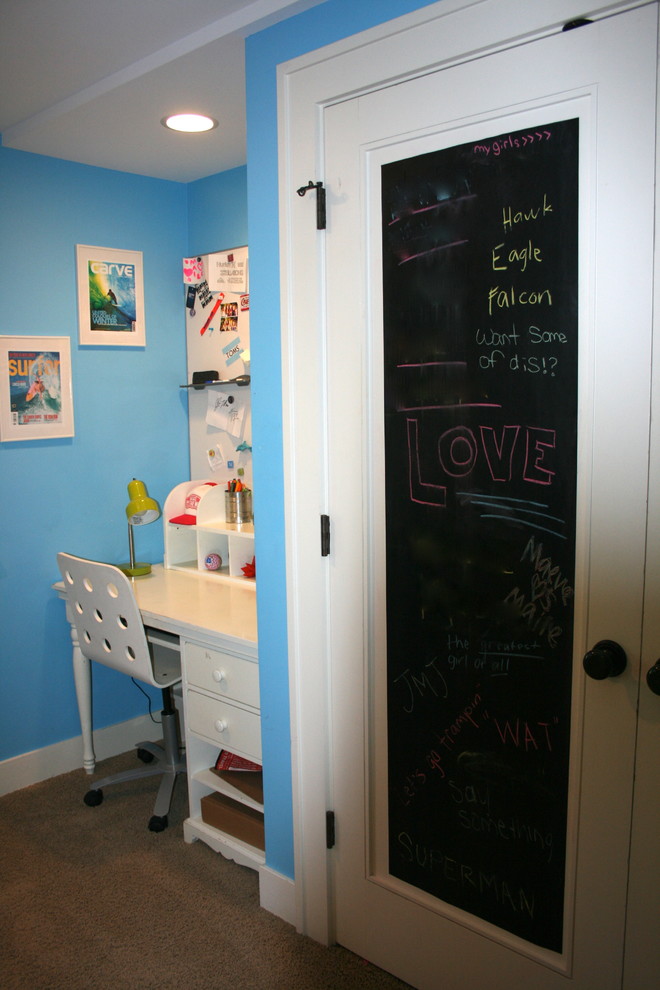 Ejemplo de dormitorio infantil actual pequeño con paredes azules y moqueta
