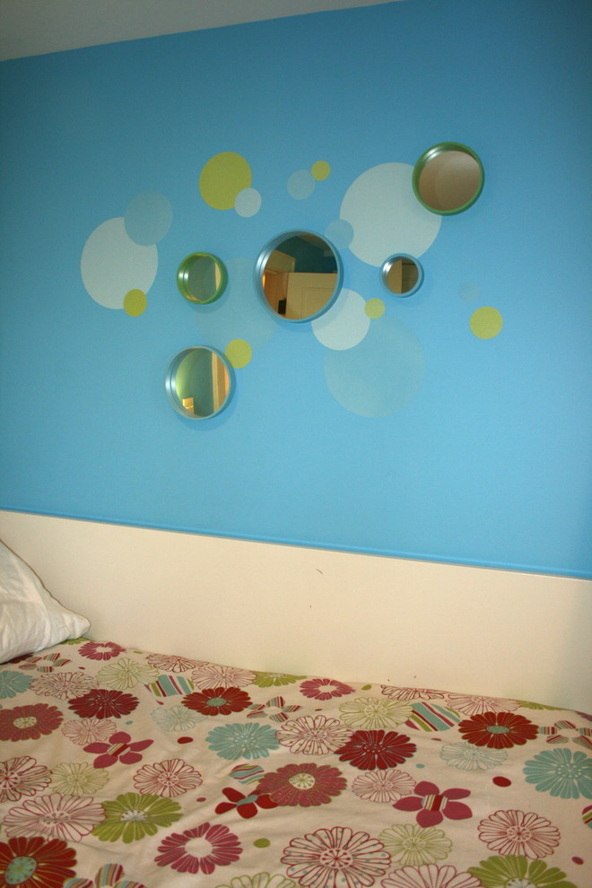 Modelo de dormitorio infantil contemporáneo de tamaño medio con paredes azules y moqueta