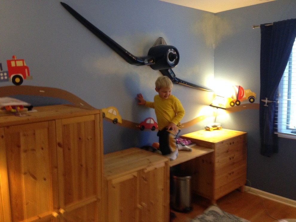 Idee per una cameretta per bambini da 1 a 3 anni minimal con pareti blu