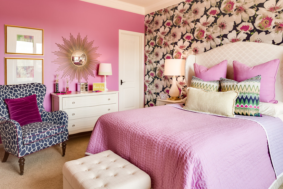 Foto på ett mellanstort vintage flickrum kombinerat med sovrum, med heltäckningsmatta och flerfärgade väggar