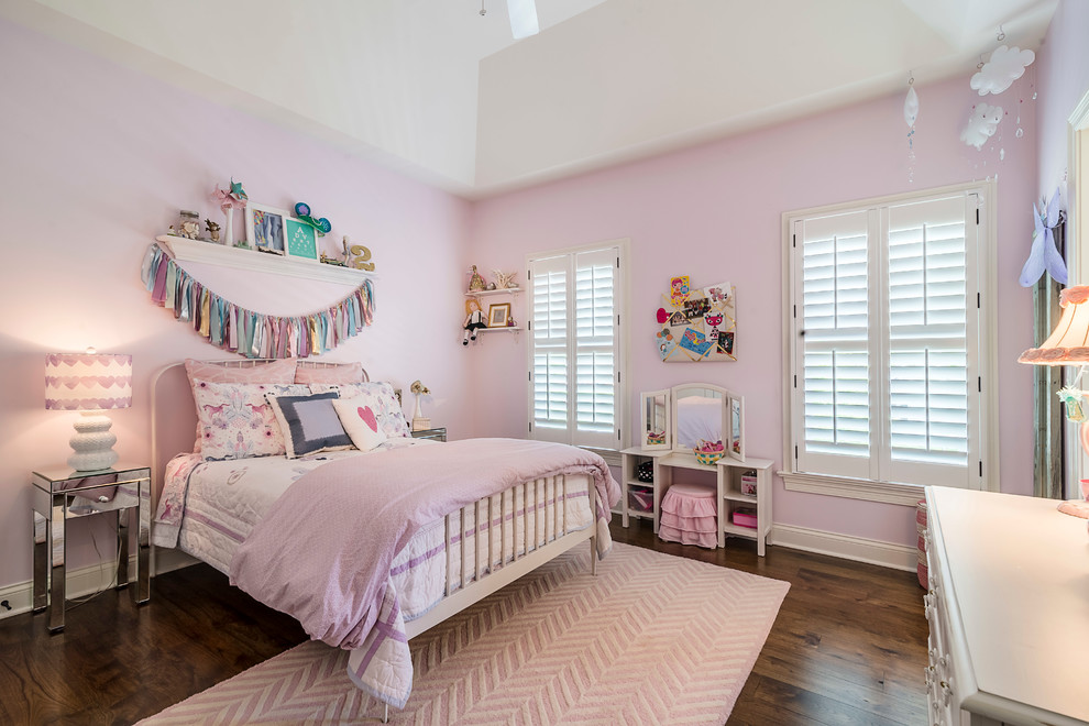 На фото: детская в стиле неоклассика (современная классика) с розовыми стенами, темным паркетным полом и спальным местом для ребенка от 4 до 10 лет, девочки с