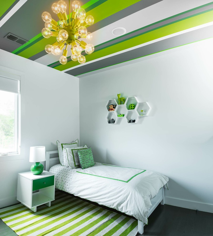Bild på ett funkis könsneutralt barnrum kombinerat med sovrum, med vita väggar och mörkt trägolv